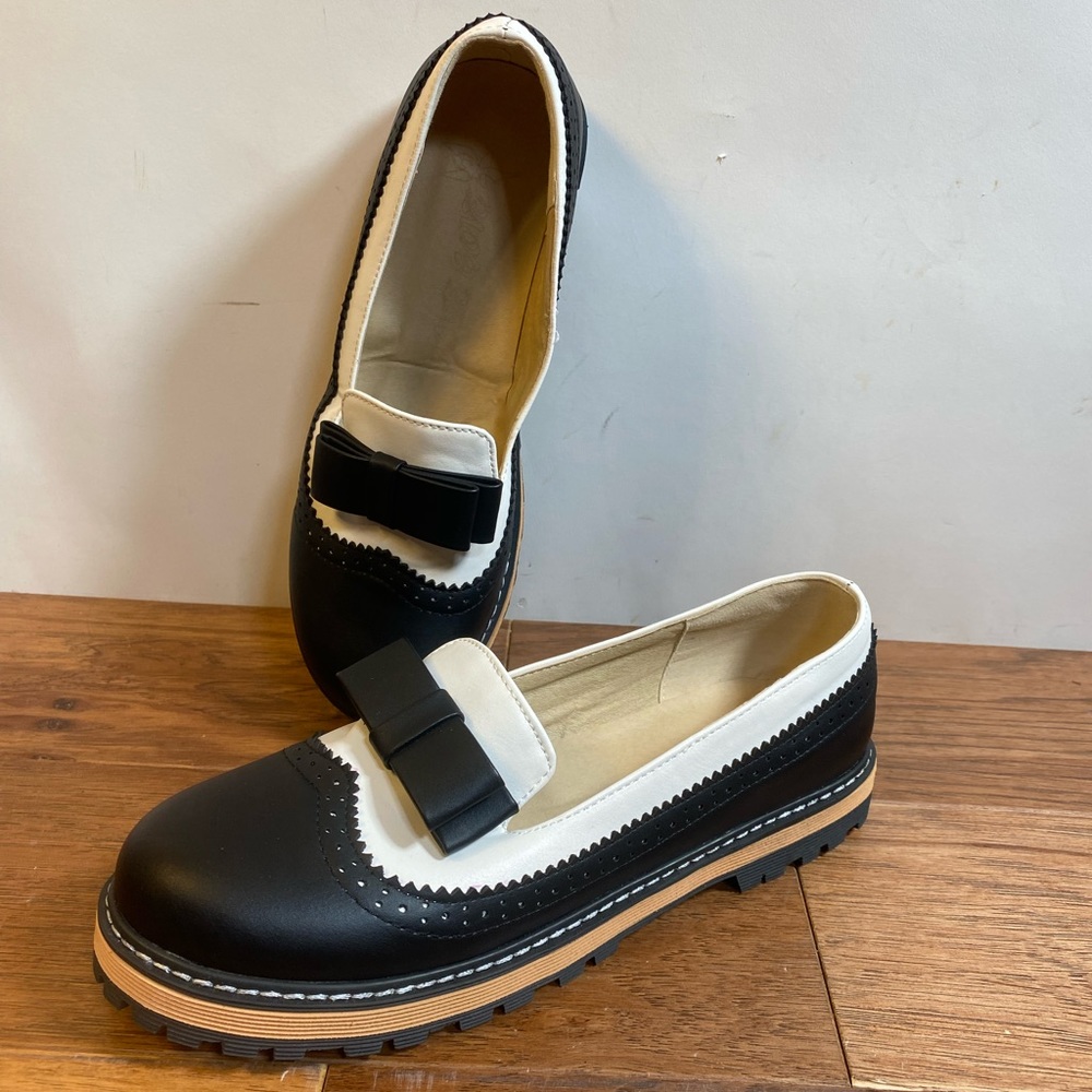 Pixie Cove black & white saddle shoe loafers w/ bow Faux vegan leather sz 41 9.5